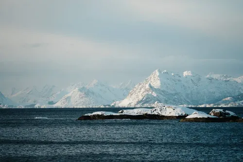 海尽头的雪山